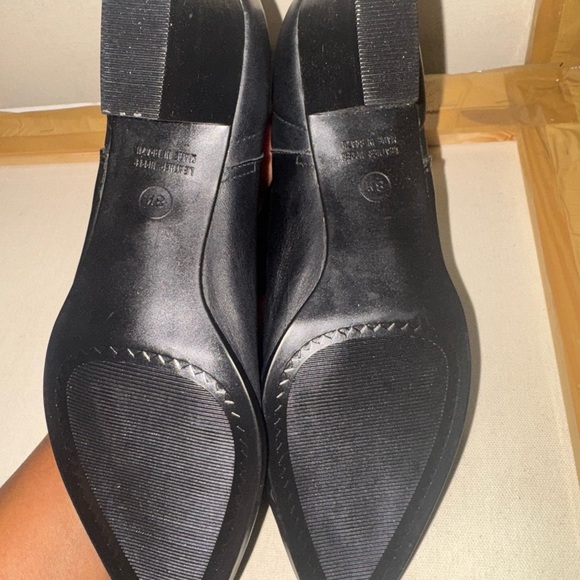 Black Ankle Boots with Smooth Leather and Minimalist Design - Picture 5 of 8